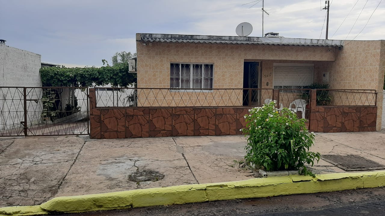 Imóveis Chagas Santana do Livramento - Planalto - Casa enfrente a PraÃ§a da Cohab Planalto